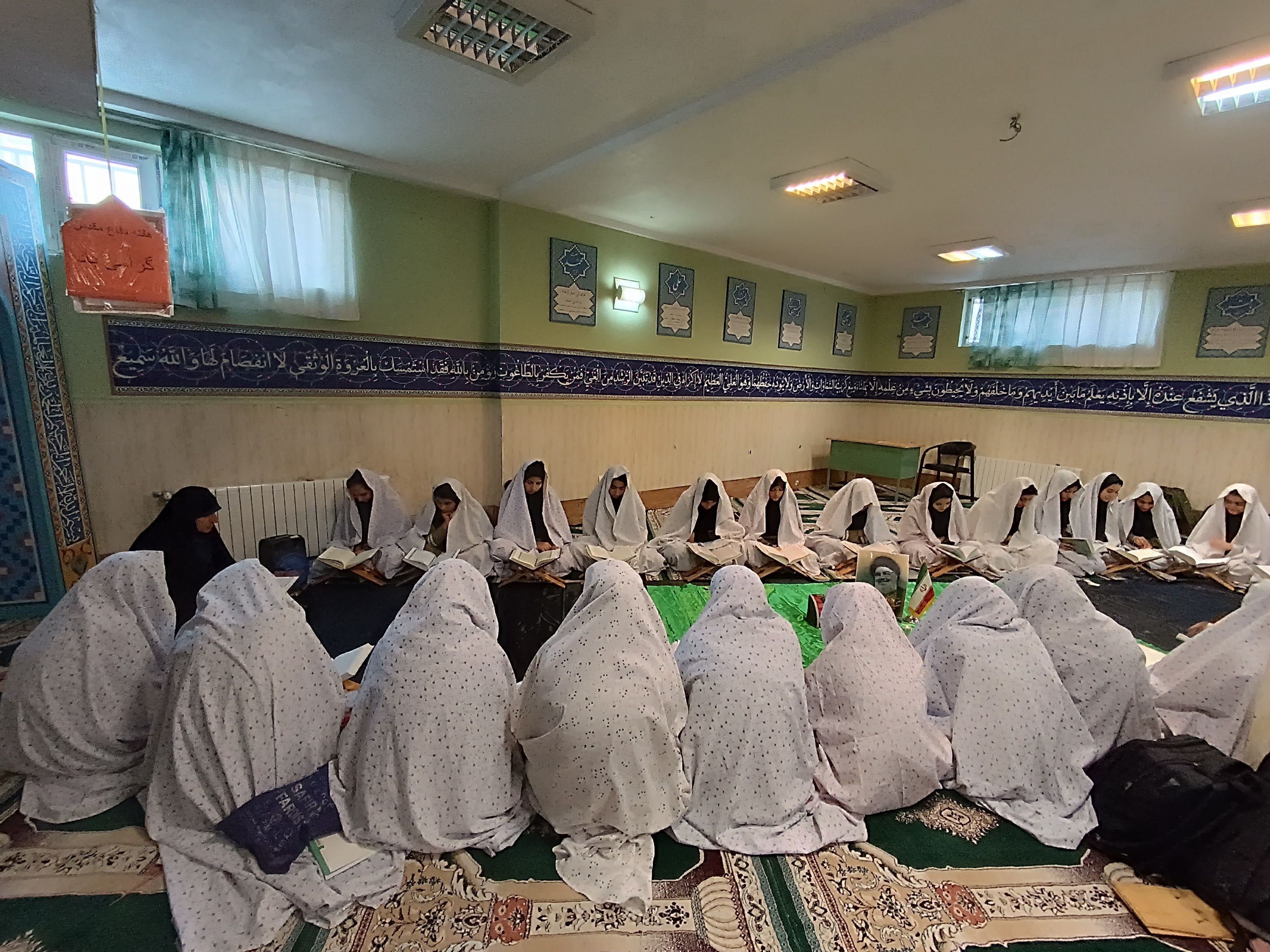 برگزاری محفل انس با قرآن در دبیرستان شهدای اقتدار ملارد با یاد و نام سیدحسن نصرالله