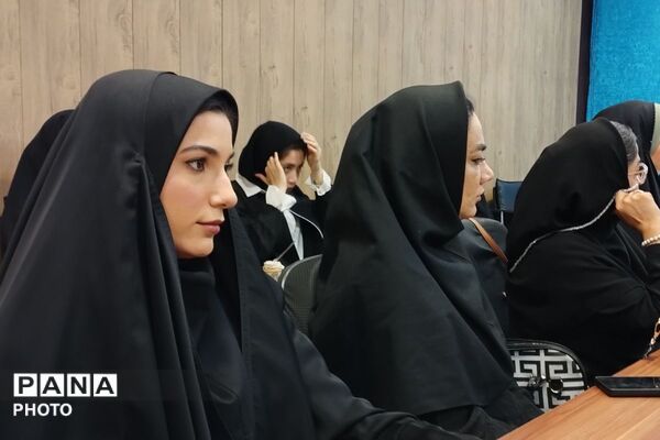 بزرگداشت هفته معلم و تقدیر از خدمات ارزنده مشاوران در بهارستان‌دو