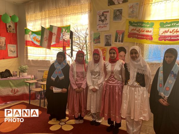 گشایش نمایشگاه مدرسه انقلاب در هنرستان عالمه باخرز