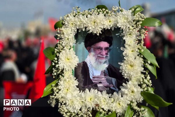 وداعی تاریخی در پایتخت ،پیکر رهبر انقلاب بر دوش ملت ایران