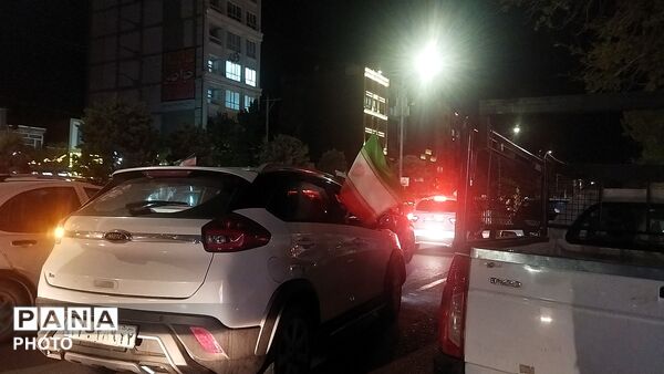 رژه ماشینی همچنان در بلوار فضل پایان ندارد 