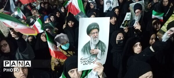 راهپیمایی گسترده مردم نیشابور در احتماع شبانه