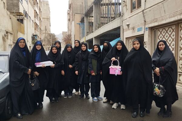 دیدار دانش‌آموزان مدرسه نمونه دولتی شهیدی با مادر شهید مجید زارعی به مناسبت روز مادر