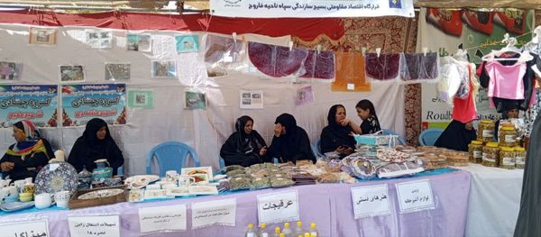 غرفه هنری دختران و مادران فاروجی در پارک وحدت 