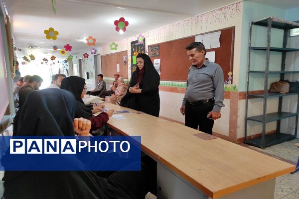 مشارکت حداکثری مردم شهیدپرور شهر تیتکانلو بخش خبوشان پای صندوق‌های رأی 