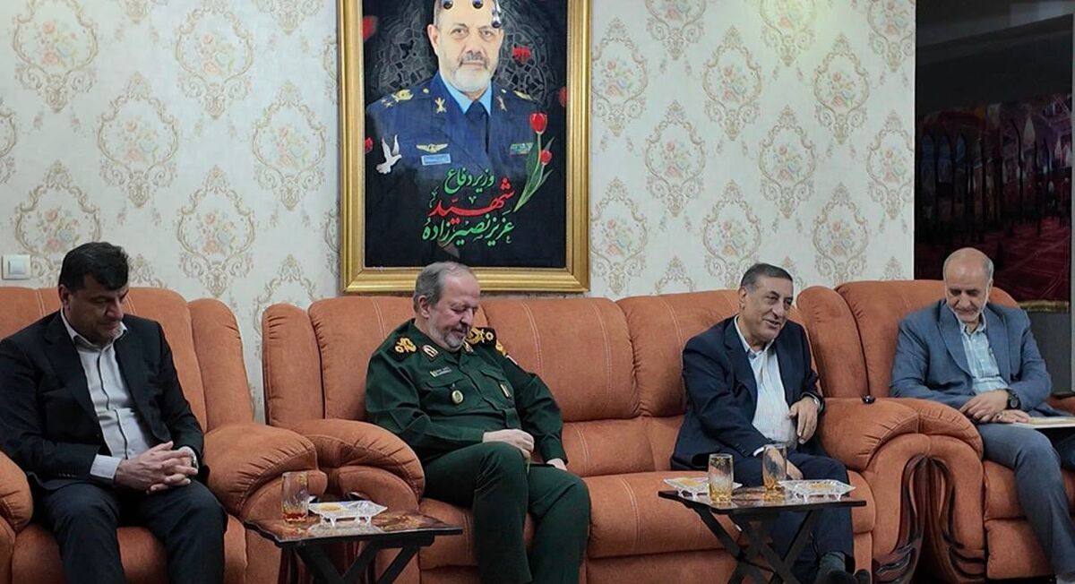 دیدار معاون اجرایی رئیس‌جمهور و سرپرست وزارت دفاع با خانواده شهید نصیرزاده