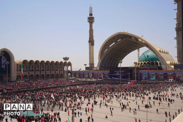 وداع با پیکر مطهر امام شهید در مصلای تهران