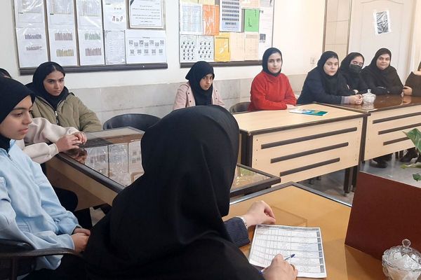 جلسه مدیر با دانش آموزان منتخب پژوهشسرا در دبیرستان شهدای هسته ای قرچک