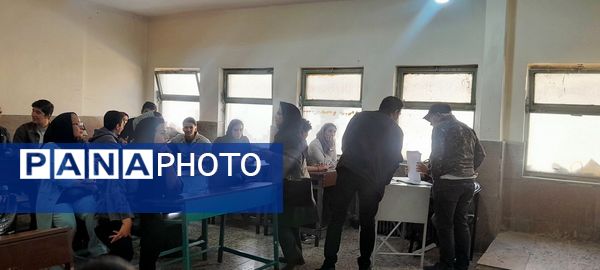 دیدار ماهانه اولیا با دبیران در شهیدستان انقلاب اسلامی ناحیه ۳ کرج