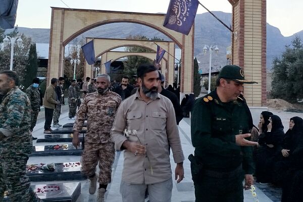 غبار روبی و عطرافشانی قبور مطهر شهدای روستای ظفرآباد