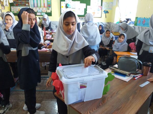 شور و شوق انتخابات شورای دانش آموزی در دبستان دخترانه میمنت زین اقلی