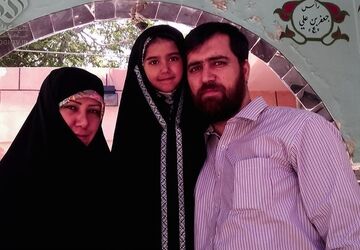حضور دانش آموزان دبیرستان دکتر سعیدی در خانه مادرشهید مهدی حسینی