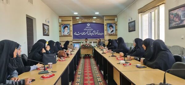 جلسه هم‌اندیشی آموزش و پرورش و مبلغین طرح امین شهرستان شازند در راستای کاهش آسیب‌های اجتماعی 