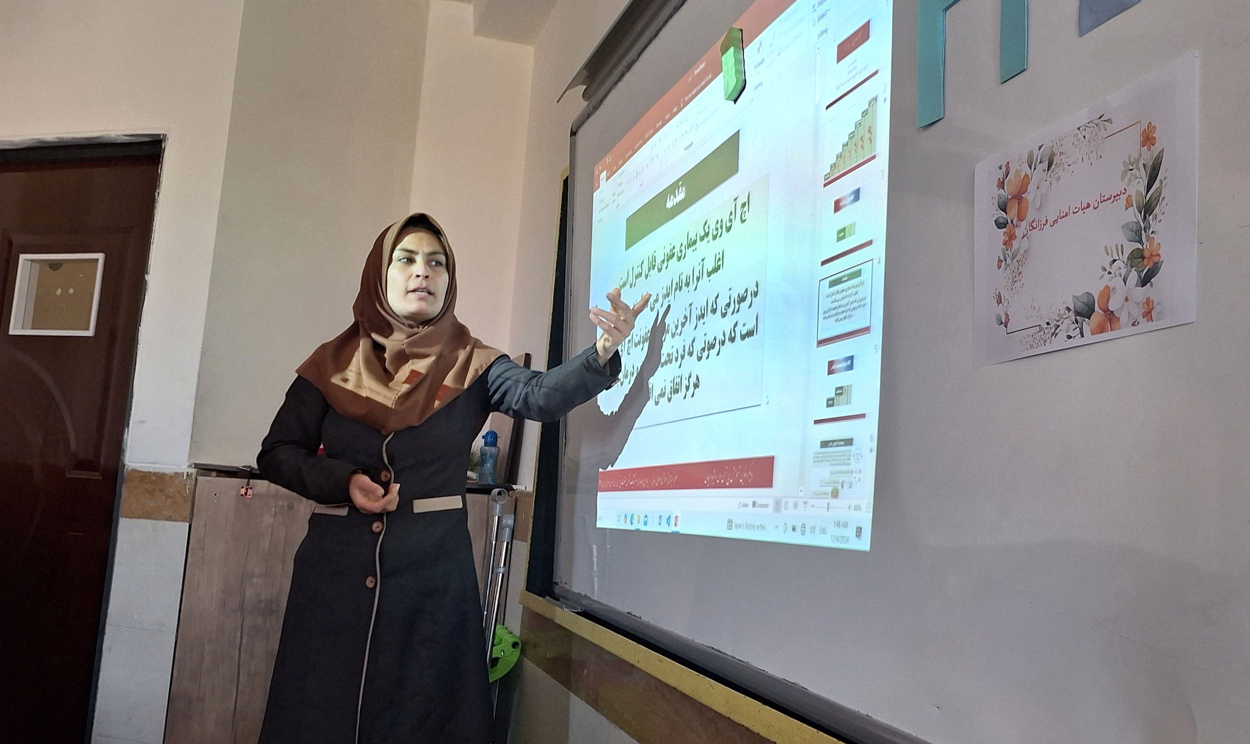 دوره آموزشی پیشگیری از بیماری‌های عفونی در آموزشگاه فرزانگان