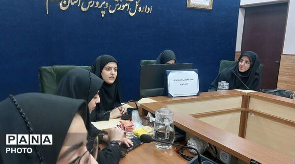نشست هم‌اندیشی مجمع و شورای دانش‌آموزی دختران استان قم 