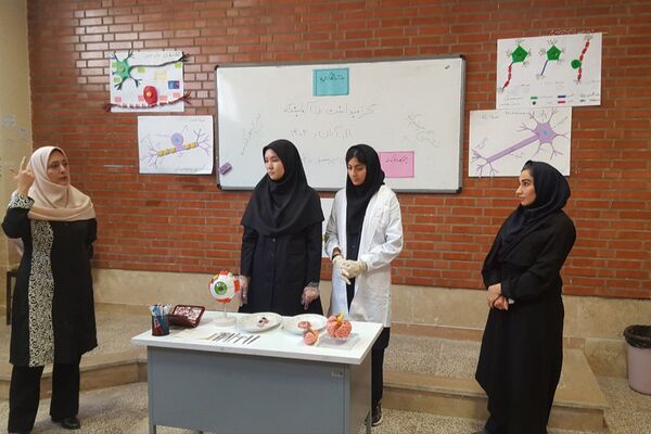 ویژه‌برنامه روز آزمایشگاه در دبیرستان پروفسور رزاقی کهریزک 