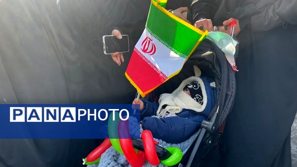 حضور پرشور کودکان در راهپیمایی ۲۲ بهمن