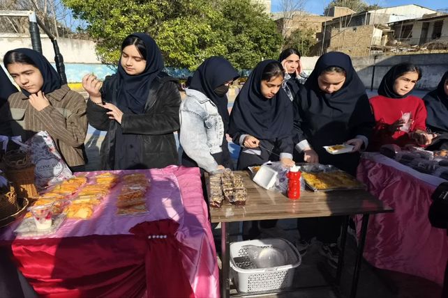 بازارچه کارآفرینی در دبیرستان شاهد ریحانه