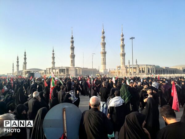 تشیع باشکوه رهبر شهید به همراه خانواده در مسجد مقدس جمکران