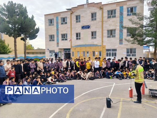 حضور آتش‌نشانان در دبیرستان میثاق کاشمر