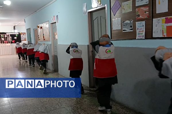 هلال‌احمر در بعثت ۲؛ تمرین ایمنی با دختران دبستانی