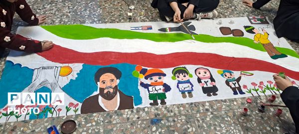  نقاشی همگانی با موضوع «ایرانِ قوی» در دبیرستان اهل‌البیت ناحیه 4 کرج 