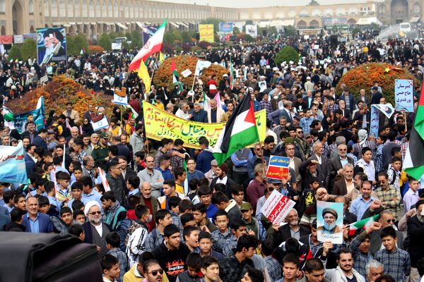 حضور پرشور مردم اصفهان در راهپیمایی روز 13 آبان