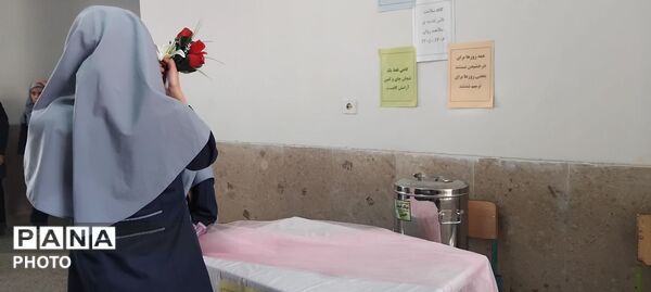 همراهی موسیقی زنده هنرمندان دبیرستان طیبه با صبحانه دانش‌آموزان