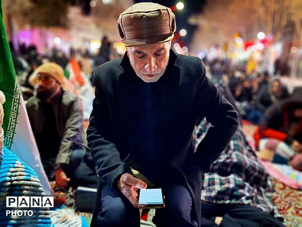مردم کاشمر در کف خیابان و در هوای سرد احیا داشتند