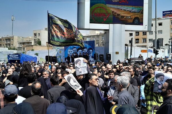 حضور میلیونی مردم تهران برای بدرقه شهید جمهور و یاران