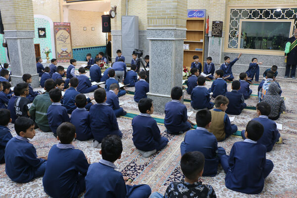 محفل دانش‌آموزی انس با قرآن در آستان مقدس چهل اختران قم