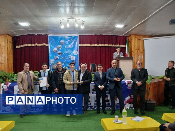 مراسم تقدیر از نفرات برتر دبیرستان نمونه‌ شهدای‌ سلمانشهر عباس‌آباد
