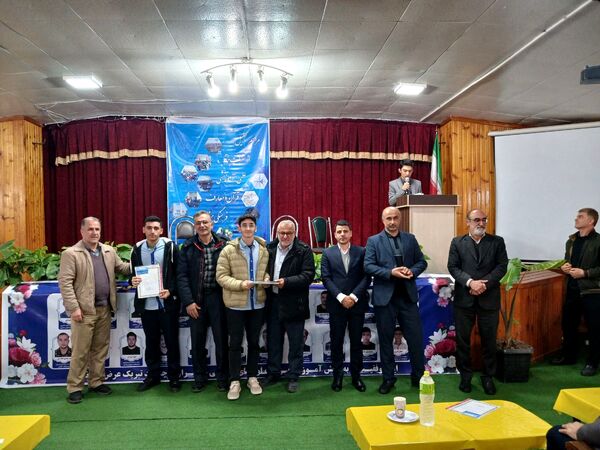 مراسم تقدیر از نفرات برتر دبیرستان نمونه‌ شهدای‌ سلمانشهر عباس‌آباد