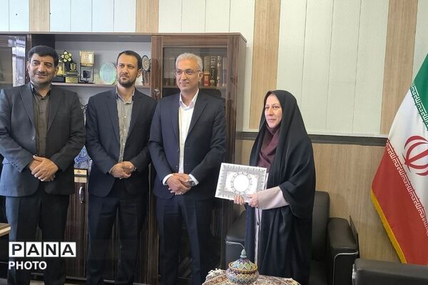 تجلیل روز مشاور و میلاد امام رضا(ع) با تقدیر از همکاران اداره آموزش و پرورش ناحیه یک شهرری