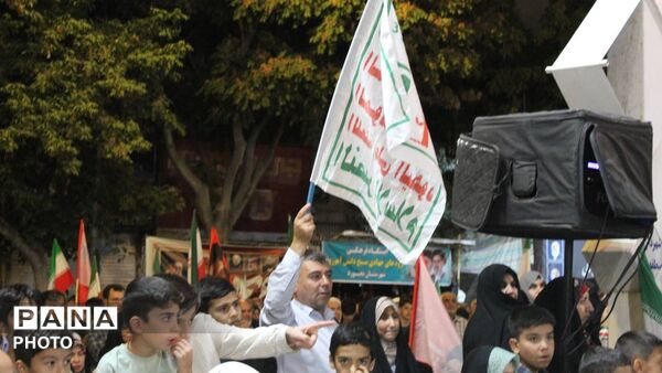 شبی در میدان با خانواده های شهدای مدرسه میناب