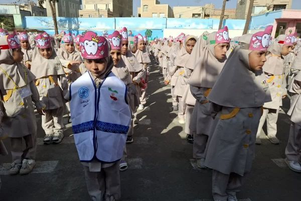 برگزاری طرح وارنیش فلوراید در مدرسه سمیه قرچک