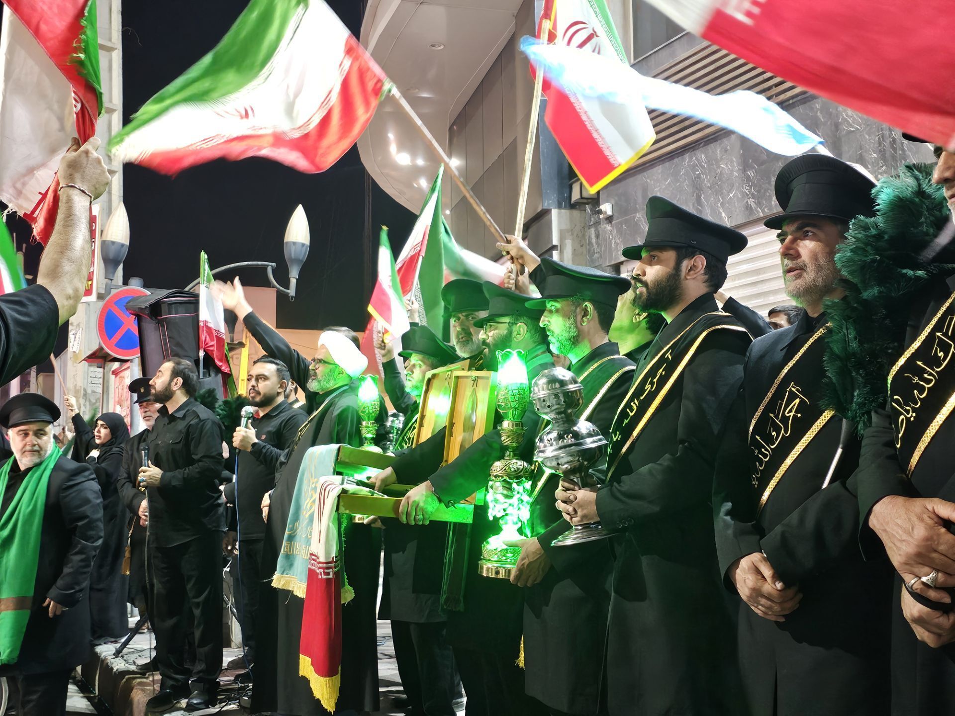 حضور گسترده مردم در سالگرد چهلمین روز درگذشت رهبر شهید در خیابان‌های شهر بندرعباس
