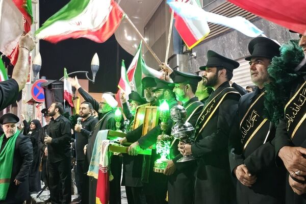 حضور گسترده مردم در سالگرد چهلمین روز درگذشت رهبر شهید در خیابان‌های شهر بندرعباس