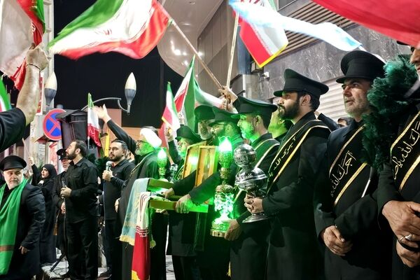 حضور گسترده مردم در سالگرد چهلمین روز درگذشت رهبر شهید در خیابان‌های شهر بندرعباس
