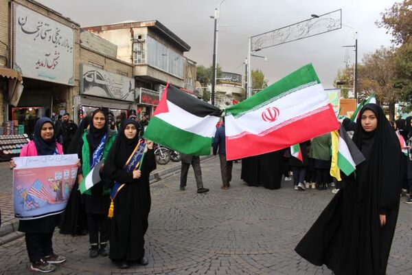 حضور دانش‌آموزان زنجانی در راهپیمایی روز ۱۳ آبان 