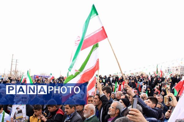 حضور گسترده اقشار مختلف مردم پردیس در راهپیمایی ۲۲ بهمن