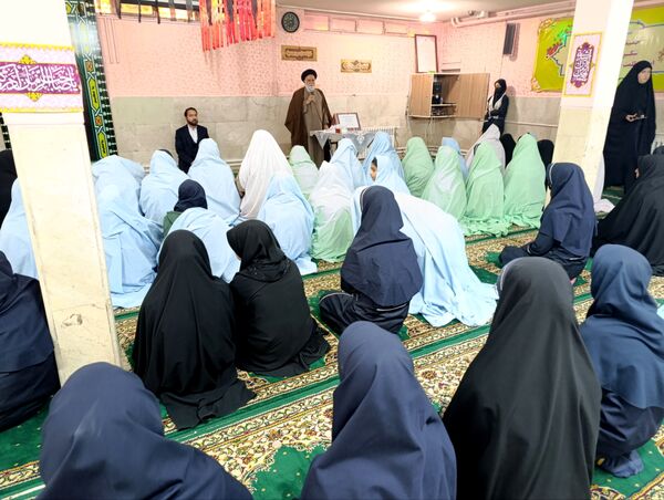 جلسه پرسش و پاسخ با امام جمعه شهرستان نیشابور در دبیرستان شاهد قدسیان 