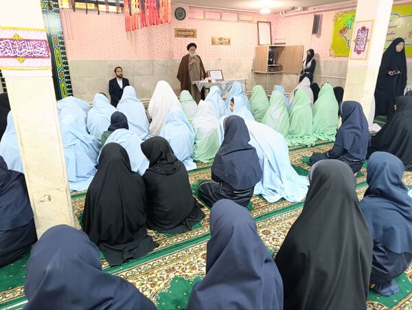 جلسه پرسش و پاسخ با امام جمعه شهرستان نیشابور در دبیرستان شاهد قدسیان 