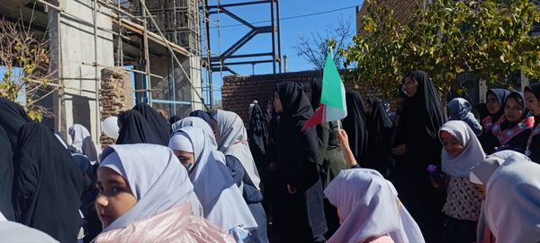 حضور پرشور و حماسه‌آفرین دانش‌آموزان نسر در راهپیمایی یوم‌الله ۱۳ آبان