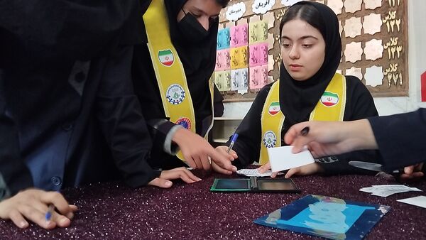  انتخابات شورای دانش آموزی در دبیرستان هوشیار