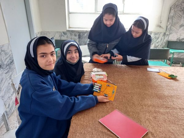 بازدید دانش آموزان دبستان ناهید نخودی از پژوهشرای نیشابور