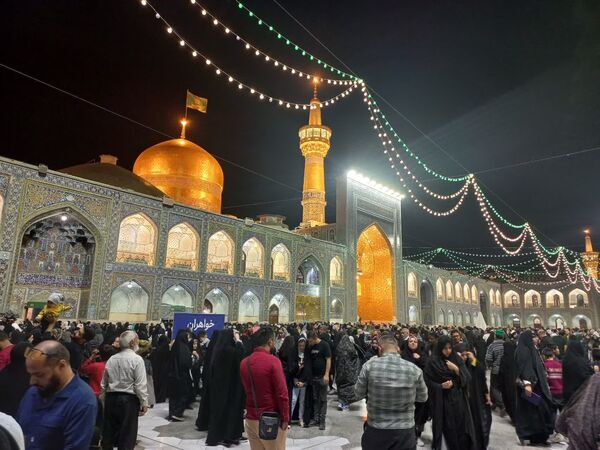 سیل عظیم زائران و مجاوران حرم امام رضا (ع) در شب ولادت یازدهمین امام شیعیان