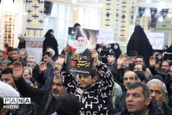 مراسم وداع با پیکر شهید حسین احمدی در دارالمؤمنین کبودرآهنگ