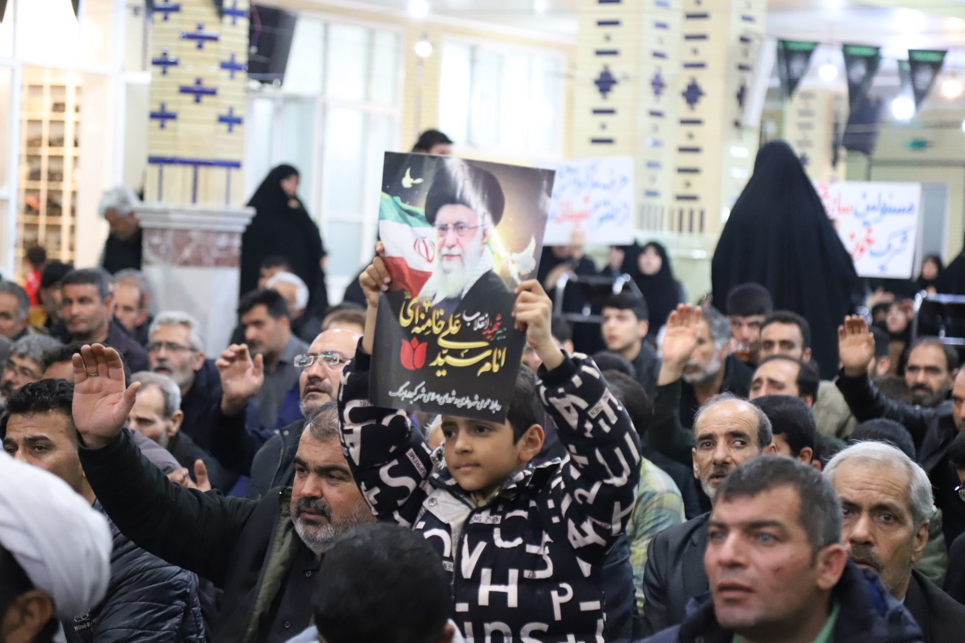 مراسم وداع با پیکر شهید حسین احمدی در دارالمؤمنین کبودرآهنگ