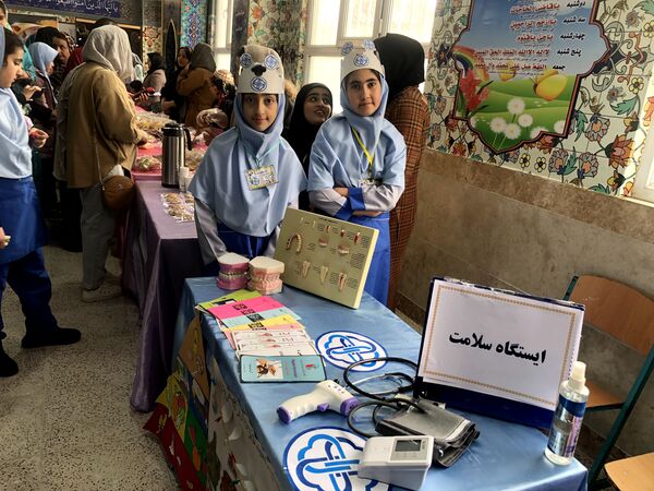 تقسیم مهربانی ها در روز نیکوکاری با حضور مسئولین در مدارس ملارد 